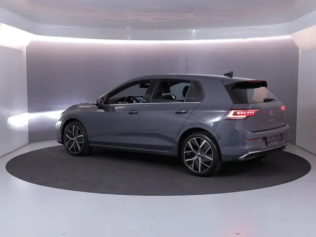 Volkswagen Golf 1.5 eTSI 50 Jahre Edition 150 pk Automaat (DSG) | Navigatie | Panoramadak | Parkeers...