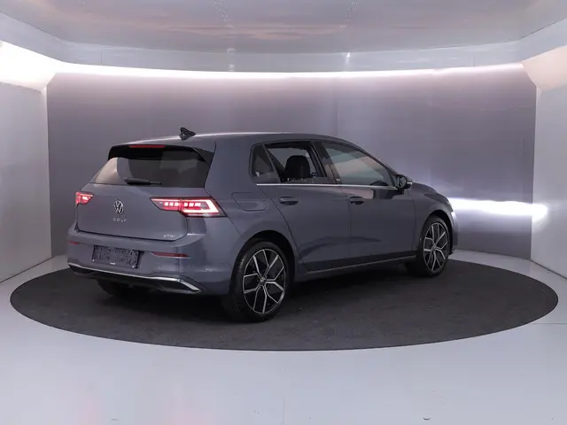 Volkswagen Golf 1.5 eTSI 50 Jahre Edition 150 pk Automaat (DSG) | Navigatie | Panoramadak | Parkeers...