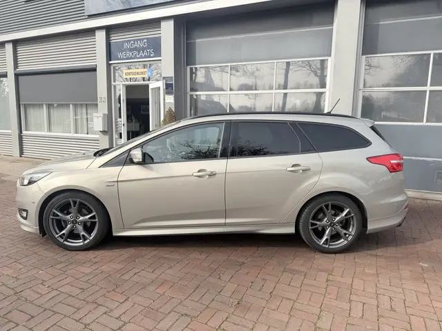 Ford Focus Wagon 1.0 ST-Line Bj 2017 Km 132.000 126PK Dealer onderhouden !!