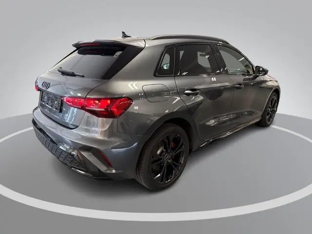 Audi A3 Sportback 45 TFSI e 272pk S edition Competition · SONOS Audio · Camera · Trekhaak · Stoelver...