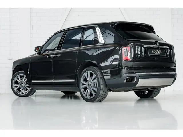 Rolls-Royce Cullinan | Bespoke | 4 Seats | Glass Partition | Theatre |