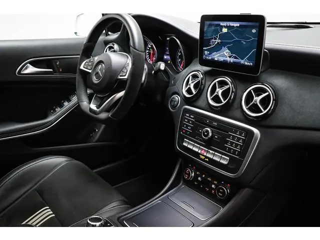 Mercedes-Benz GLA-klasse 250 White Art | RECARO SCHAALSTOELEN  | PANORAMADAK | CAMERA | Amg