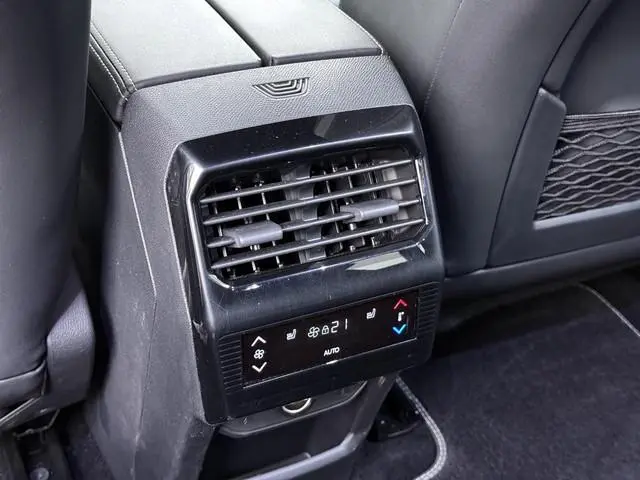 Peugeot e-5008