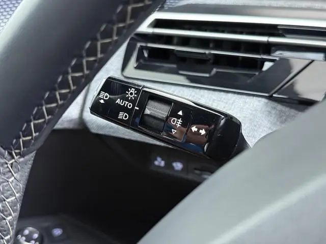 Peugeot e-5008