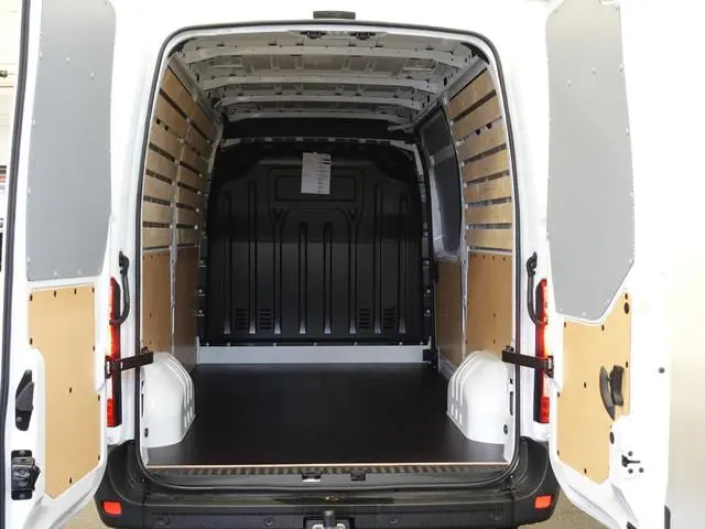 Renault Master T33 2.3 dCi 135PK L2H2 Airco Cruise control Parkeersensoren Navigatie Trekhaak