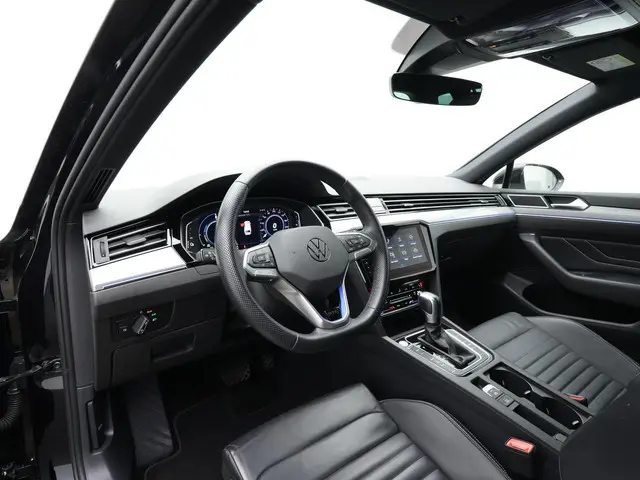 Volkswagen Passat Variant 1.4 TSI PHEV 218 pk GTE | Trekhaak | Leder | IQ Light | Stuur/stoelverwarm...
