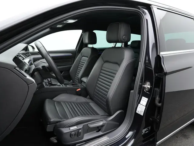 Volkswagen Passat Variant 1.4 TSI PHEV 218 pk GTE | Trekhaak | Leder | IQ Light | Stuur/stoelverwarm...