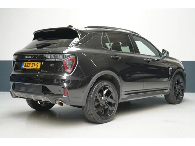 Lynk & Co 01 1.5 | Zwart optiek | 360 camera | Panoramadak | Navigatie | Memory | Apple CarPlay
