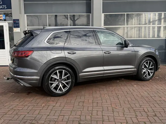 Volkswagen Touareg 3.0 TSi eHybrid 4MOTION km 48.000 nap 1e eigenaar