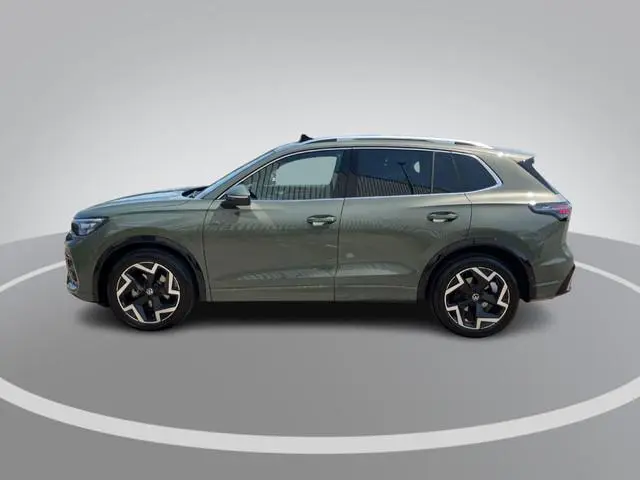 Volkswagen Tiguan 1.5eTSI/150PK R-Line · Panoramadak · Trekhaak · 360°Camera + Parkeersensoren · Gar...