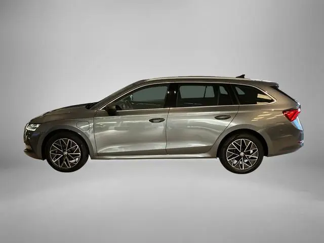 Skoda Octavia Combi 1.4TSI iV 150kW/204PK PHEV Business Edition Plus · Panoramadak · Trekhaak · Navi...