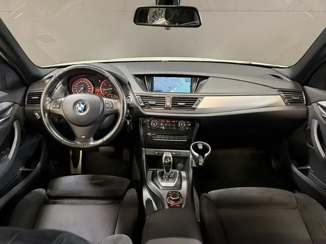 BMW X1 sDrive20i High Executive | Origineel NL | M-Sport | Pano | Stoelverwarming