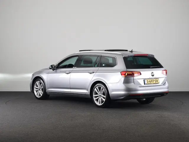 Volkswagen Passat Variant 1.5 TSI Business | Navigatie | Panorama dak | Parkeersensoren | Achteruit...