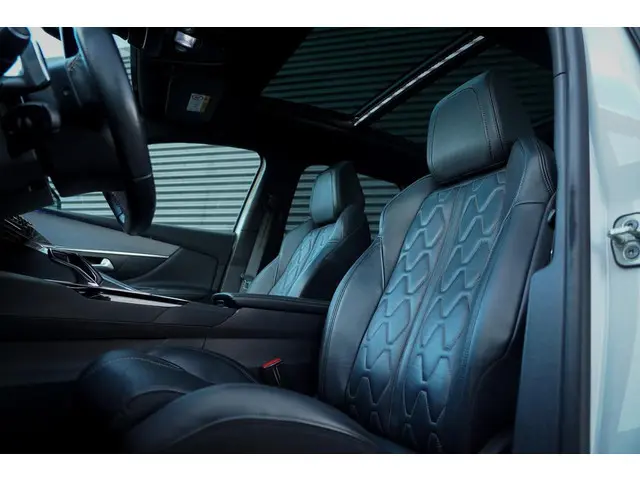Peugeot 3008 1.6 HYbrid4 300 Première Pack Avantage GT / Pano / Stoelverwarming / Leder / Massage