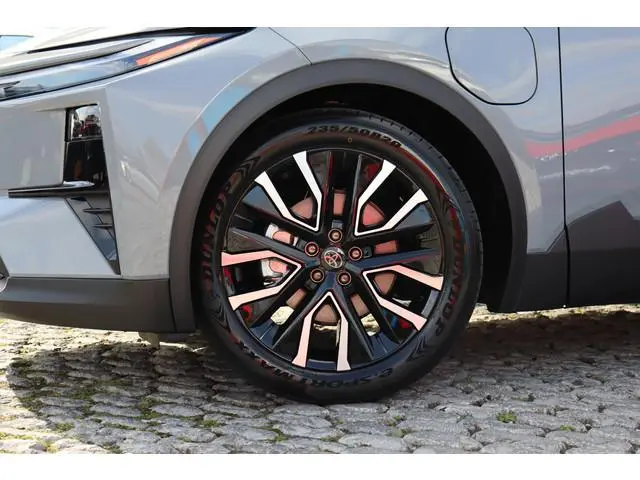 Toyota C-HR+ First Edition 77 kWh,€3.000,- Voordeel snel rijden , Apple Carplay, Android auto.