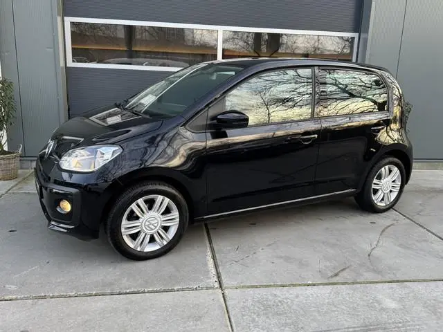 Volkswagen Up! 1.0 MPI 60pk BMT high up! Stoelverwarming Cruise control Camera DAB Climatronic