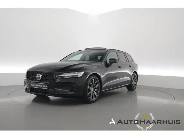 Volvo V60 2.0 T6 Plug-in hybrid AWD Plus Dark | Pano | Trekhaak | Memory Seats | H&K Audio | 360cam...