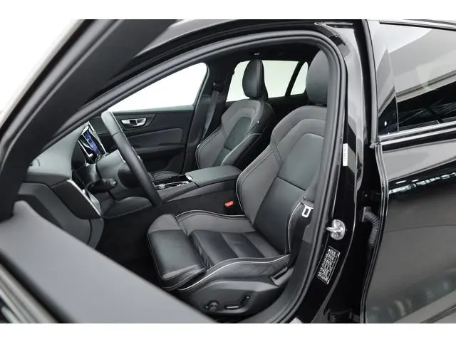 Volvo V60 2.0 T6 Plug-in hybrid AWD Plus Dark | Pano | Trekhaak | Memory Seats | H&K Audio | 360cam...
