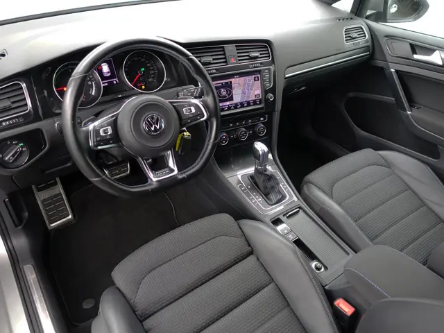 Volkswagen Golf 1.4 TSI GTE Highline Aut- Stoelmassage, Xenon Led, Park Assist, Elek Trekhaak, Leder...