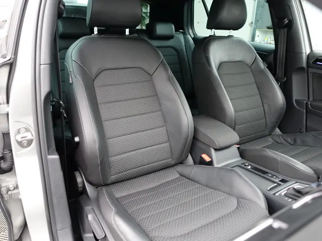 Volkswagen Golf 1.4 TSI GTE Highline Aut- Stoelmassage, Xenon Led, Park Assist, Elek Trekhaak, Leder...