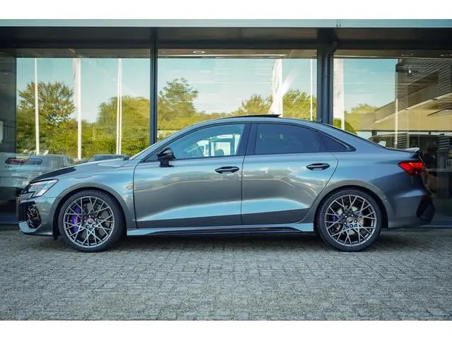 Audi RS3 Limousine 2.5 TFSI quattro / 1 van 300 / Keramisch / Pano / Kuipstoelen / B&O
