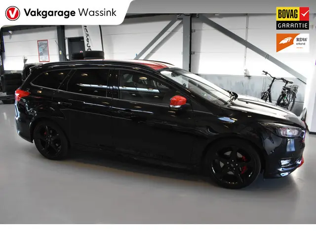 Ford Focus Wagon 1.5 Black Edition 1e eigenaar dealer onderhouden Trekhaak Winterset