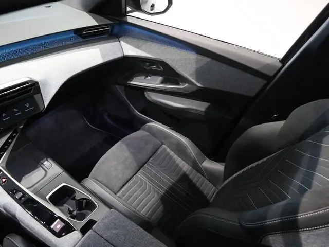 Peugeot e-5008