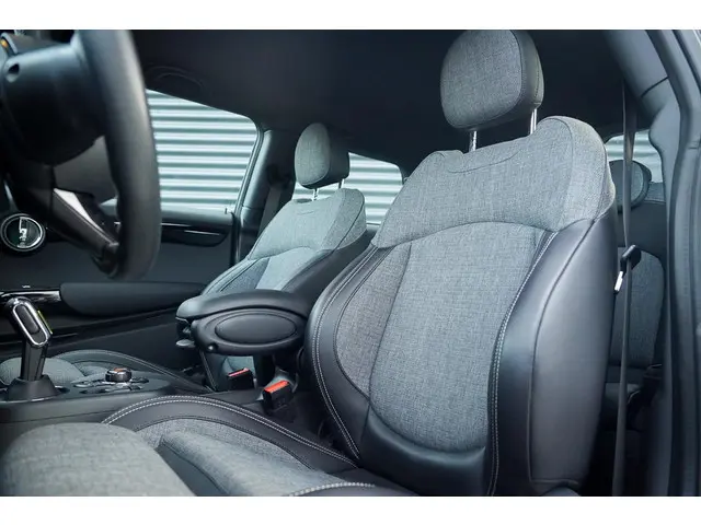 Mini Mini Electric Essential 33 kWh / Sportstoel / Camera / Navi / Stoelverwarming / Incl BTW