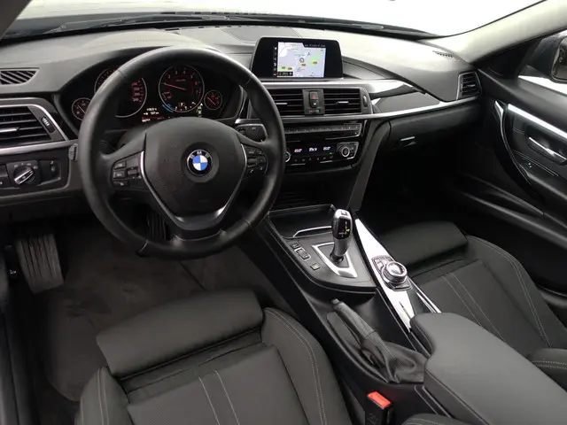 BMW 3-serie 318i High Executive Aut- Xenon Led, Sport Interieur, Standkachel, Sfeerverlichting, Park...