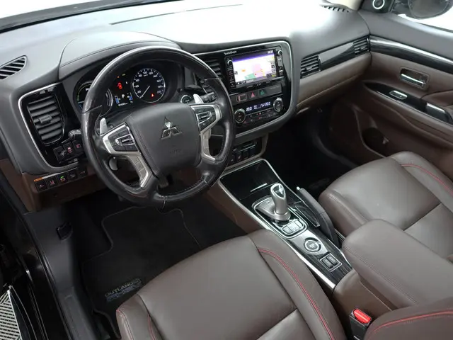 Mitsubishi Outlander 2.0 PHEV Instyle+ Aut- Schuifdak, Design Leder Interieur, 360 Camera, Stuur/Sto...