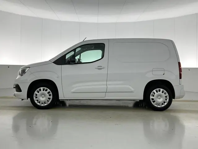 Opel Combo 130pk L1 Automaat Apple Carplay Trekhaak Parkeersensoren Airco Cruise control 2-zits