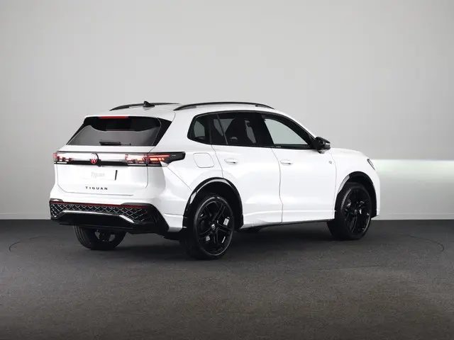 Volkswagen Tiguan R-Line Edition 1.5 eHybrid 150 kW / 204 PK SUV 6 v Panoramadak | Stoelverwarming |...