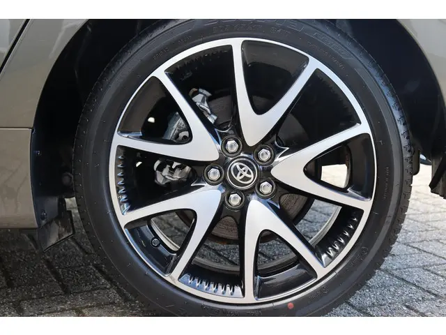 Toyota Yaris 1.5 Hybrid Executive , Parkeersensoren  , Navigatie , Stoelverwarming