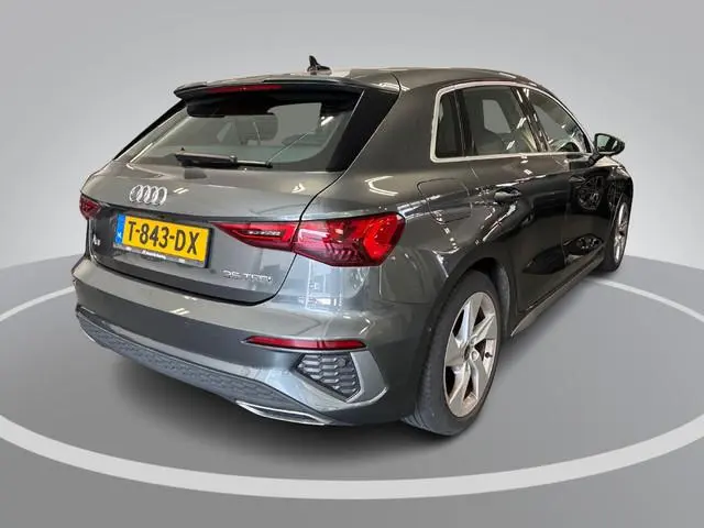 Audi A3 Sportback 35 TFSI 150pk S-Tronic S Edition · Camera · Apple/Android Car Play · Stoelverwarmi...