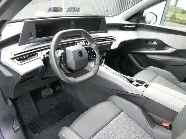 Peugeot 5008 1.2 Hybrid 136 Allure Automaat | 7 persoons | Camera | Apple Carplay/ Android Auto