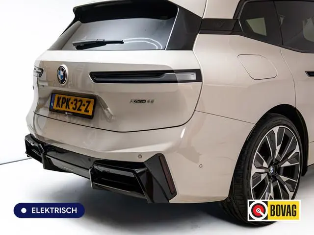 BMW iX xDrive45 101 kWh M-Sport | Pano | Elec. Trekhaak | Luchtvering | Verlichte gril | Stoelverw....
