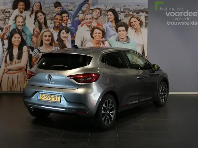 Renault Clio 1.0 TCe 90 Techno *Dealer onderhouden!* - Dodehoek - Groot scherm - Camera