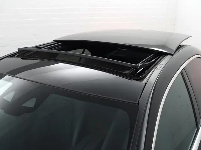 Mercedes-Benz A-klasse 250 e AMG Prestige Plus Aut- Panoramadak, 2x Memory, Sfeerverlichting, Carpla...