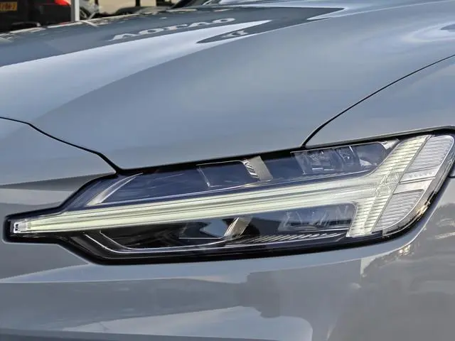 Volvo V60 T8 455PK Plug-in hybrid AWD Plus Dark | BLIS | ACC | Trekhaak | Pano | HUD | H&K | Elektr....