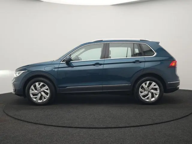 Volkswagen Tiguan 1.4 TSI eHybrid Elegance PHEV 245pk Dealer O.H. | Trekhaak Af Fabriek | Adaptive C...
