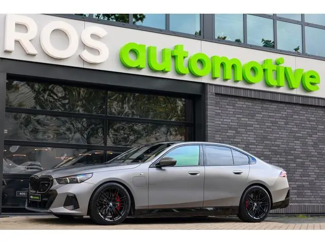 BMW 5-serie 550e xDrive | BTW! | FULL OPTION! | PANO | B&W | M-SPORT PRO | CARBON | STOELVENTILATIE...