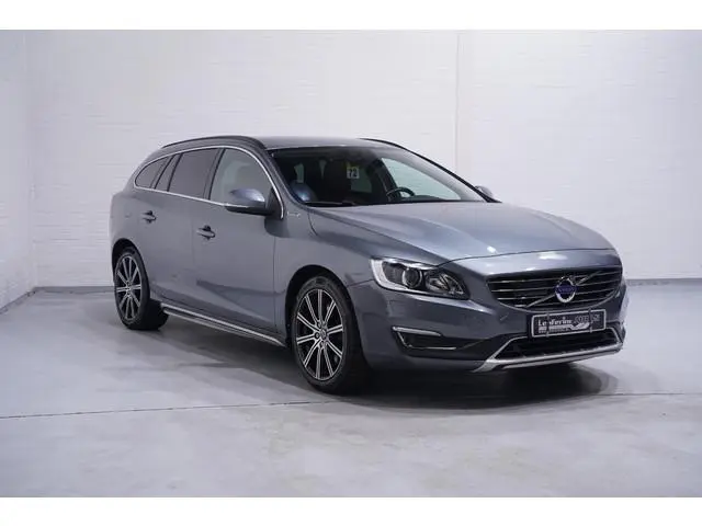 Volvo V60 2.4 D5 Twin Engine AWD Navi Leder Stoelverwarming Private-glas 18"lmv Xenon Cruise