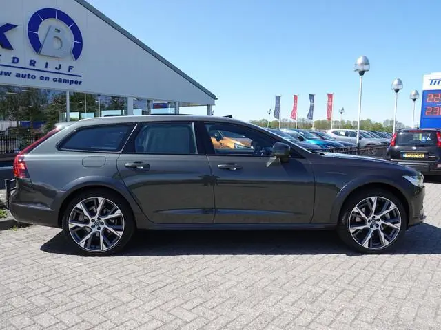 Volvo V90 Cross Country 2.0 B5 AWD Pro 250PK PANO | VOL LEER | TREKH. | 360° | HK-AUDIO