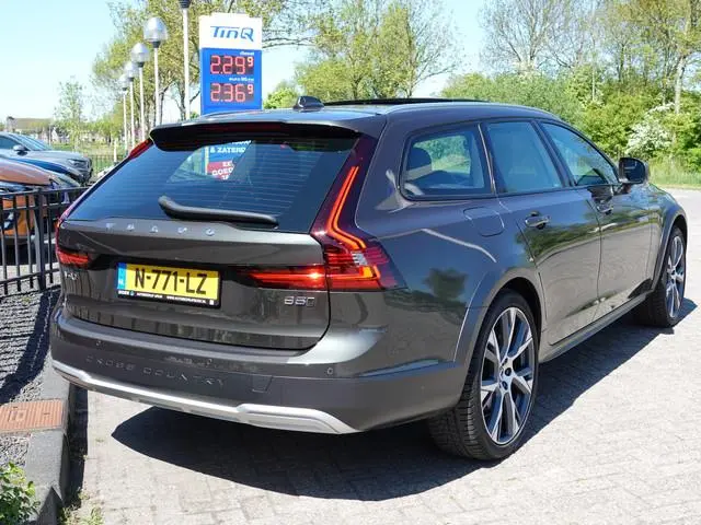 Volvo V90 Cross Country 2.0 B5 AWD Pro 250PK PANO | VOL LEER | TREKH. | 360° | HK-AUDIO