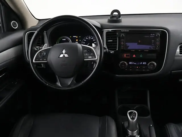 Mitsubishi Outlander 2.0 PHEV 4WD AUT. INSTYLE+ TREKHAAK | SCHUIFDAK | LEDER | STOELVERW. | CAMERA |...