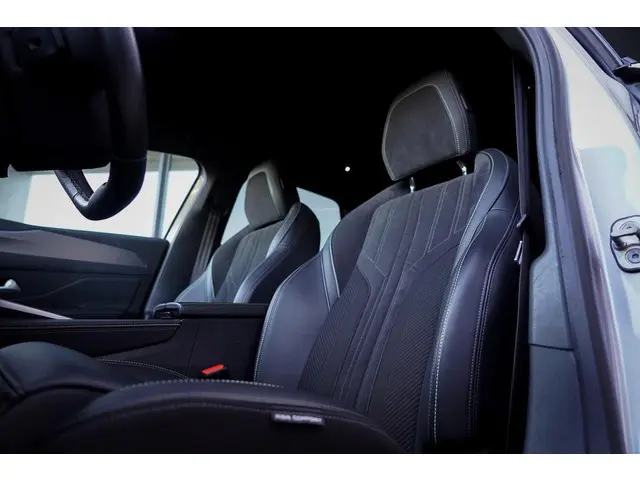 Peugeot 308 1.6 Plug-in Hybrid 225 GT / LED / 18'' / AGR / Winter / Elec Stoel / Alcantara / Massage...