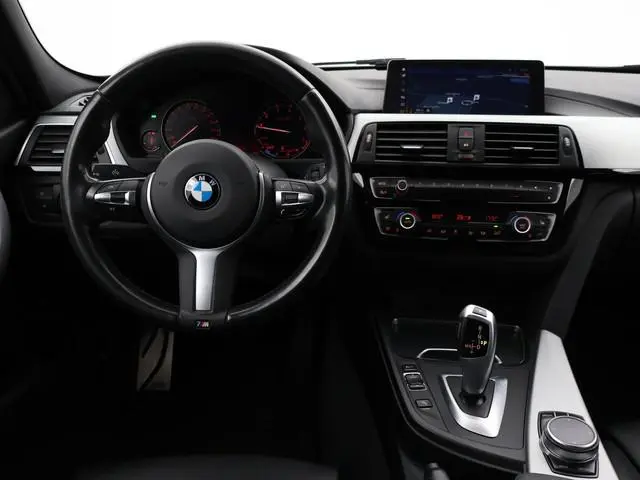 BMW 3-serie Touring 318i M-SPORT + AFN. TREKHAAK | LEDER SPORTINT. | DIGITALE COCKPIT | STOELVERWARM...