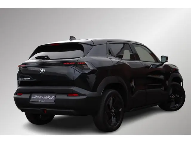 Toyota Urban Cruiser Dynamic 61 kWh direct leverbaar.
