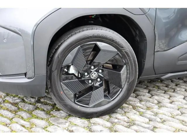 Toyota Urban Cruiser Dynamic 61 kWh direct leverbaar.