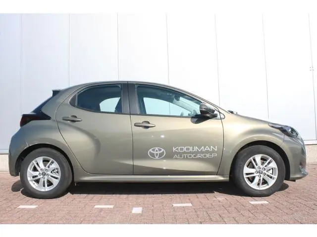Toyota Yaris 1.5 Hybrid 115 Active L.M. Velgen - Apple Carplay / Android Auto - Oxide Bronze metalli...
